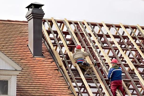 Why Experienced Roofing Contractors Matter for New Home Construction