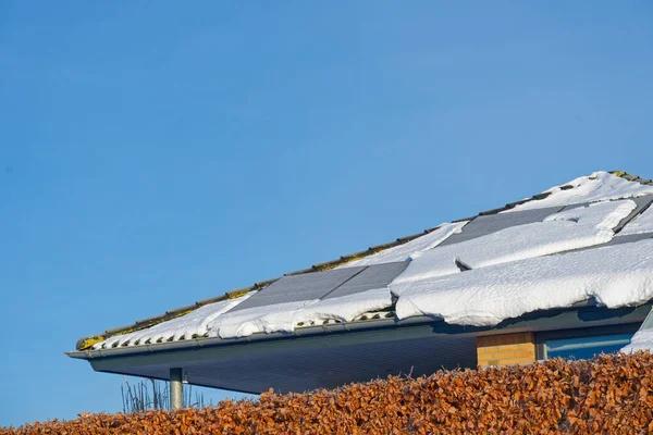 How a Seattle Roofer Handles Storm Damage Restoration